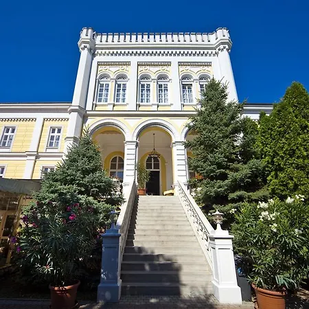 Astoria באלאטונפורד