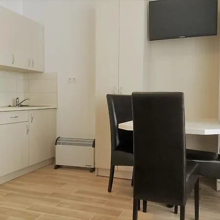 Astoria באלאטונפורד